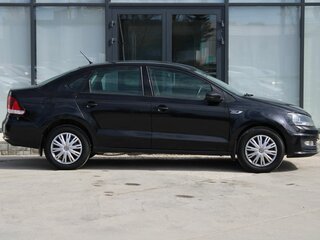 2016 Volkswagen Polo V Рестайлинг, чёрный, 890000 рублей, вид 4