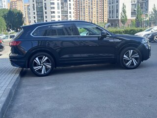 2019 Volkswagen Touareg III, чёрный, 4690000 рублей, вид 3