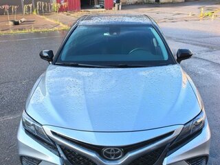 2020 Toyota Camry US Market VIII (XV70) Рестайлинг, серебристый, 3700000 рублей, вид 3