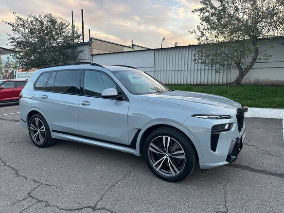 2022 BMW X7 40i I (G07) Рестайлинг, серый - вид 7