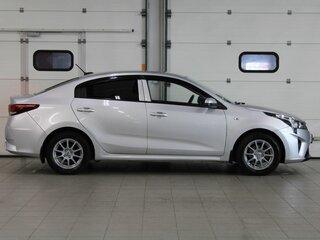 2021 Kia Rio IV Рестайлинг, серебристый, 1057000 рублей, вид 4