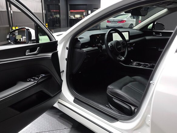 2025 Kia K5 III Рестайлинг, белый - вид 3