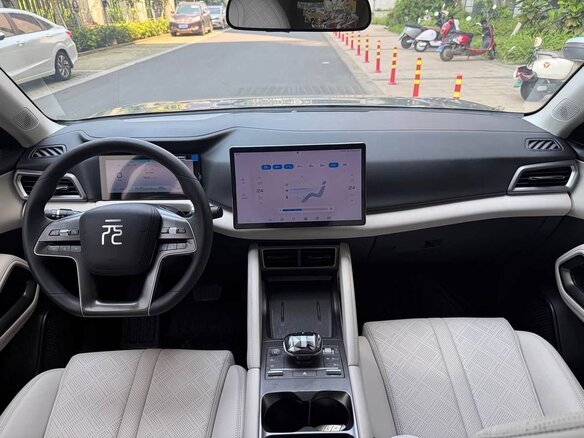 2025 BYD Yuan Up 45.12 kWh, серый, 1640000 рублей - вид 6