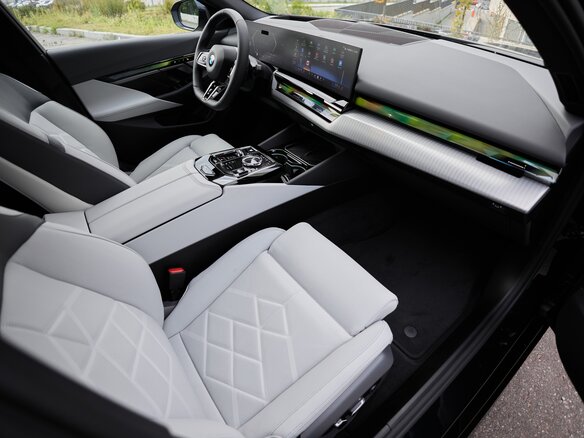 2026 BMW 5 серии 530i xDrive VIII (G60/G61/G68), чёрный, 9700000 рублей - вид 13