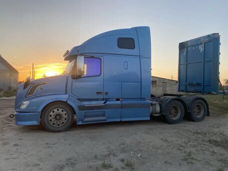2003 Volvo VNL, голубой, 3200000 рублей, вид 2
