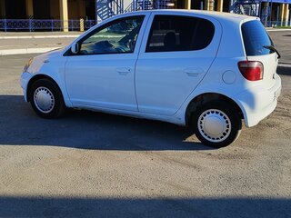 2001 Toyota Vitz I (P10), белый, 315000 рублей, вид 3