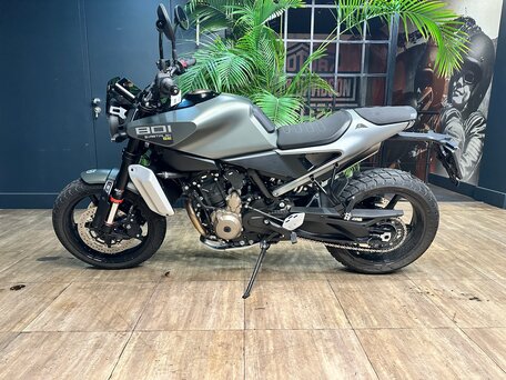 2026 Husqvarna Svartpilen 801, серый, 1250000 рублей, вид 4