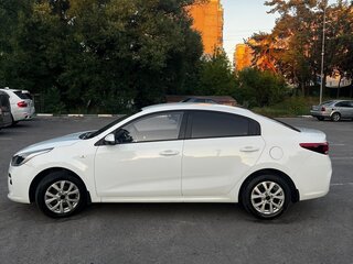2017 Kia Rio IV, белый, 1195000 рублей, вид 4