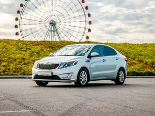 2013 Kia Rio 5-speed III, серебристый, 800000 рублей, вид 1