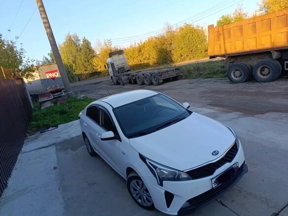 2021 Kia Rio IV Рестайлинг, белый - вид 4