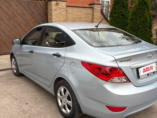 2013 Hyundai Solaris I, серый, 700000 рублей, вид 4