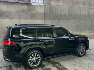 2021 Toyota Land Cruiser 300 Series, чёрный, 8250000 рублей, вид 3