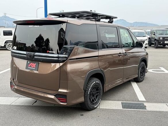 2023 Toyota Voxy IV (R90), коричневый, 4100000 рублей - вид 5