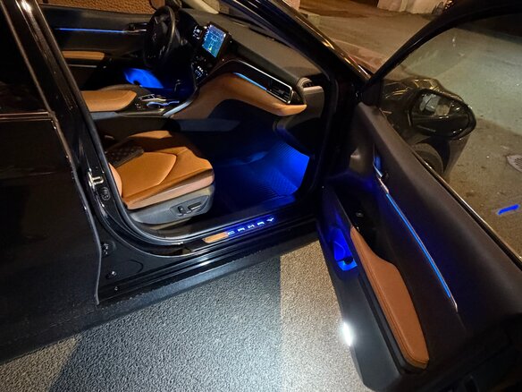 2022 Toyota Camry VIII (XV70) Рестайлинг, чёрный, 3500000 рублей - вид 6