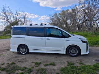 2018 Toyota Voxy III (R80) Рестайлинг, белый, 2350000 рублей, вид 3