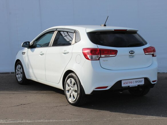 2017 Kia Rio III Рестайлинг, белый, 920000 рублей - вид 4