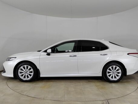 2020 Toyota Camry VIII (XV70), белый, 2860000 рублей, вид 4