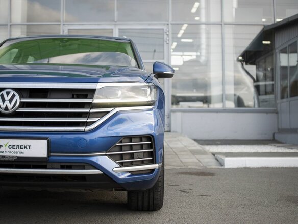 2019 Volkswagen Touareg III, синий, 3380000 рублей - вид 9