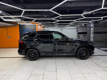 2022 BMW X5 25d IV (G05/G18), чёрный, 7400000 рублей, вид 1