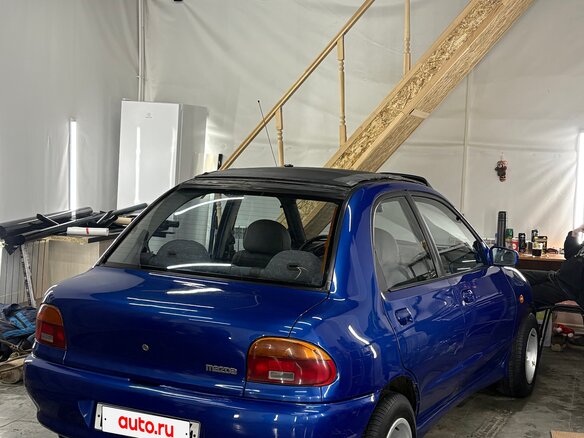 1993 Mazda 121 II, синий - вид 3