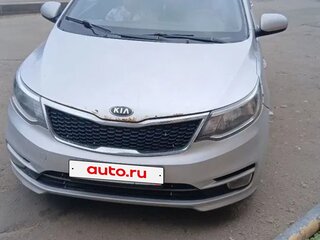 2015 Kia Rio III Рестайлинг, серебристый, 435000 рублей, вид 2