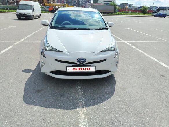 2017 Toyota Prius IV (XW50), белый, 1480000 рублей