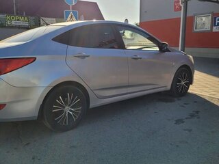 2014 Hyundai Solaris I Рестайлинг, серебристый, 875000 рублей, вид 3