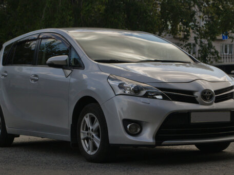 2013 Toyota Verso I Рестайлинг, серебристый, 1300000 рублей, вид 3