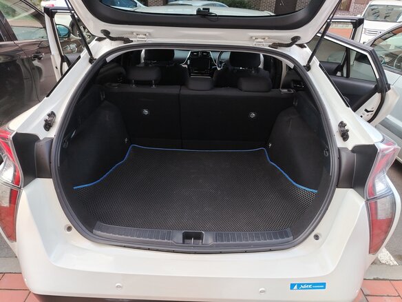 2017 Toyota Prius IV (XW50), белый, 1480000 рублей - вид 10