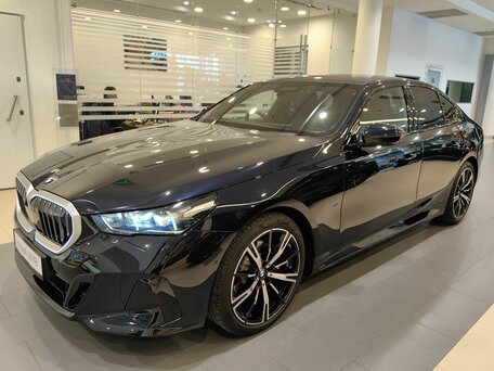 2025 BMW 5 серии 530i xDrive VIII (G60/G61/G68), чёрный, 12629900 рублей, вид 1