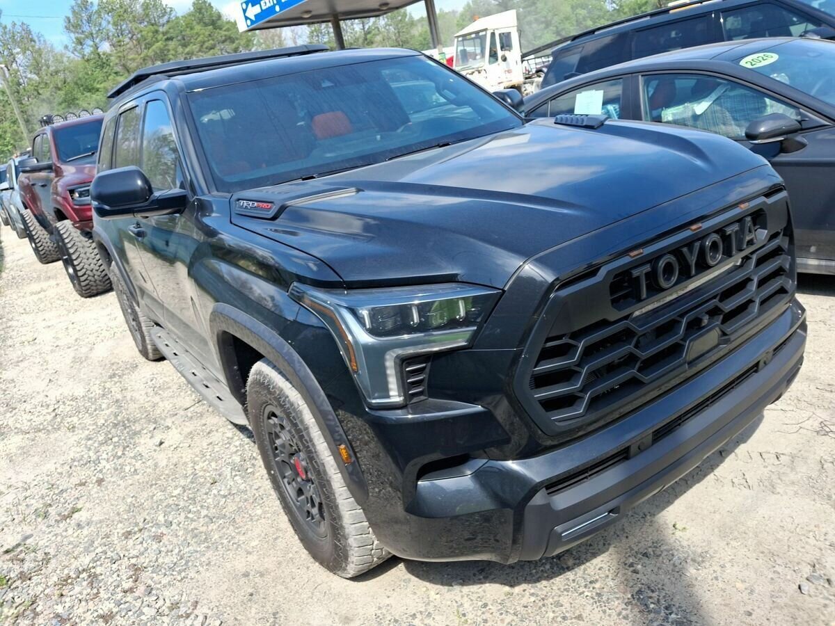Открыть фотографии: Toyota Sequoia III