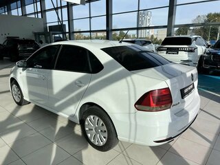 2016 Volkswagen Polo V Рестайлинг, белый, 495000 рублей, вид 4