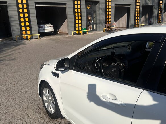2016 Kia Rio III Рестайлинг, белый, 950000 рублей - вид 6
