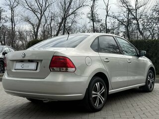2015 Volkswagen Polo V, серебристый, 700000 рублей, вид 2