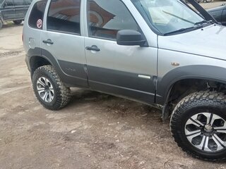 2014 Chevrolet Niva I Рестайлинг, серебристый, 420000 рублей, вид 4
