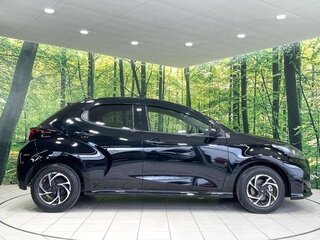 2023 Toyota Yaris IV, чёрный, 840300 рублей, вид 5