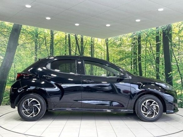 2023 Toyota Yaris IV, чёрный, 940300 рублей - вид 4