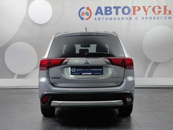 2018 Mitsubishi Outlander III Рестайлинг 2, серебристый, 1848000 рублей - вид 3