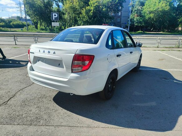 2026 Lada (ВАЗ) Granta I Рестайлинг, белый - вид 3