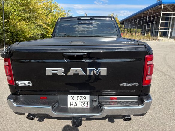 2023 Ram 1500 Quad Cab V, чёрный, 8000000 рублей - вид 2