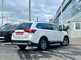 2018 Mitsubishi Outlander III Рестайлинг 3, белый, 1949000 рублей, вид 4