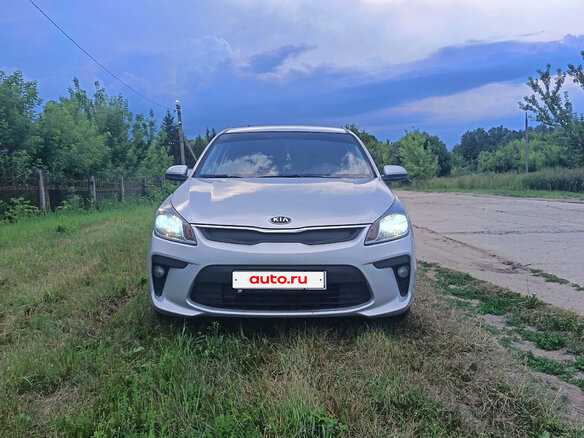 2018 Kia Rio IV, серебристый, 1250000 рублей - вид 1