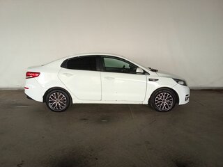 2016 Kia Rio III Рестайлинг, белый, 640000 рублей, вид 4