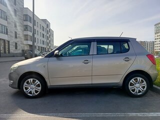 2013 Skoda Fabia II Рестайлинг, бежевый, 700000 рублей, вид 3