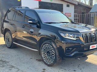 2021 Toyota Land Cruiser Prado 150 Series Рестайлинг 3, чёрный, 6885800 рублей, вид 4