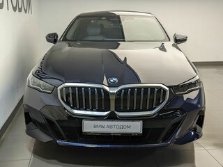 2026 BMW 5 серии 530i xDrive VIII (G60/G61/G68), чёрный, 10300000 рублей, вид 2