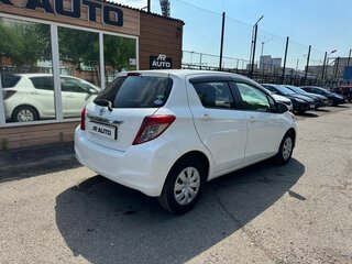 2013 Toyota Vitz III (XP130), белый, 839000 рублей, вид 4