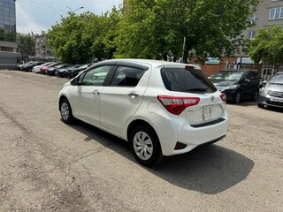 2018 Toyota Vitz III (XP130) Рестайлинг, белый, 1059000 рублей, вид 1