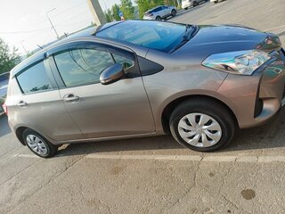 2019 Toyota Vitz III (XP130) Рестайлинг, серебристый, 1200000 рублей, вид 2