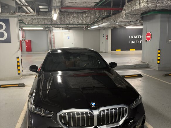 2023 BMW 5 серии 530i xDrive VIII (G60/G61/G68), серый, 7300000 рублей - вид 6